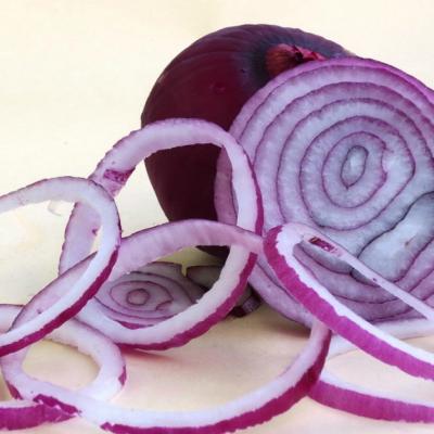 Este sezonul ei! De ce trebuie sa consumam mai multa ceapa rosie?