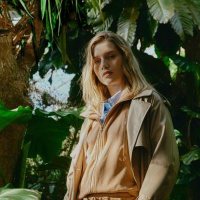 Trench, parka și denim: eleganța relaxată a noului sezon