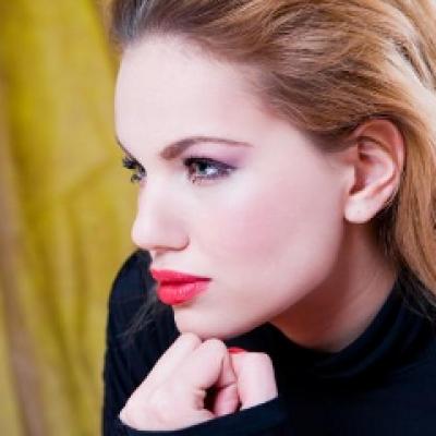 Practic: Machiaj a la Angelina in 