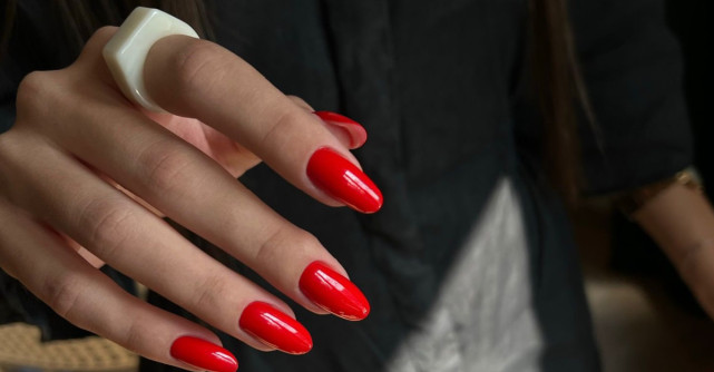 Tina Dobre, nail artist și trainer, explică pas cu pas procedeul: Manichiura prin tehnica rusească