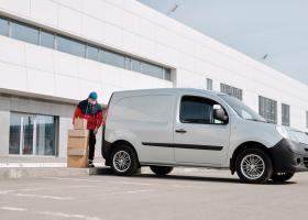 Secretul antreprenoarelor de succes: Un curier rapid pe care ȘTII că te poți baza când ai nevoie să trimiți colete