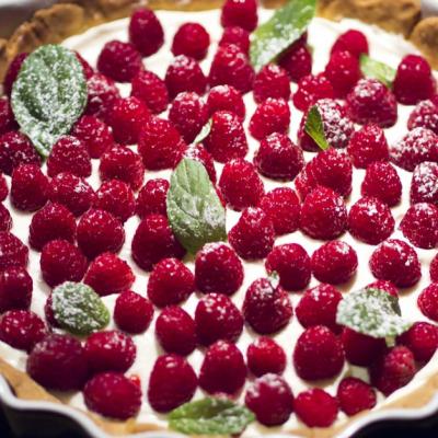 Tarta vegana si racoritoare cu zmeura, ciocolata si blat crocant de nuci