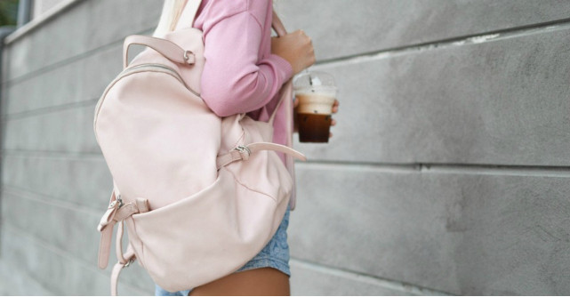 Ghiozdane mici pentru plimbări mari: 7 modele cu “lipici”