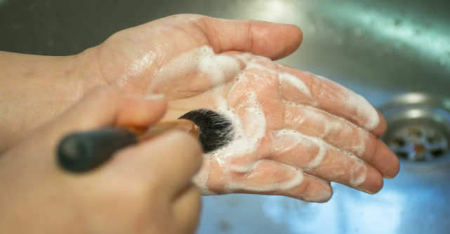 Cum sa-ti cureti pensulele de machiaj in cateva secunde: Trucul simplu dezvaluit de o bloggerita