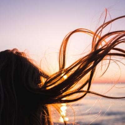 7 recomandări pentru îngrijirea părului în timpul caniculei