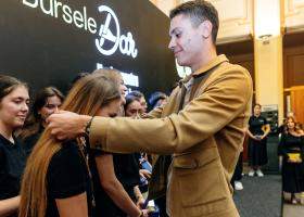 David Popovici și membri ai Lotului Național de Canotaj premiază 35 de tineri excepționali