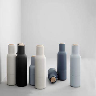 Util in bucatarie: recipiente pentru ulei, sare si piper