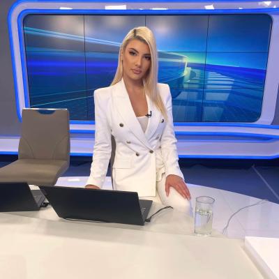 Cine este noua prezentatoare de la pupitrul știrilor România TV? A fost virală pe internet când a intrat într-un conflict provoc