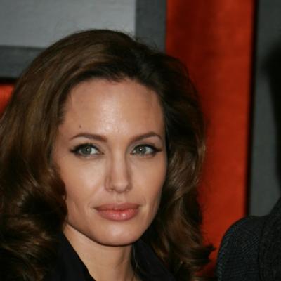 Angelina Jolie si Pamela Anderson vin cu Stirile zilei