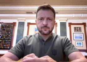 Cereri crescute, inclusiv în SUA, pentru bluza purtată de Vlodimir Zelenski ! Cât costă ținuta președintelui Ucrainei