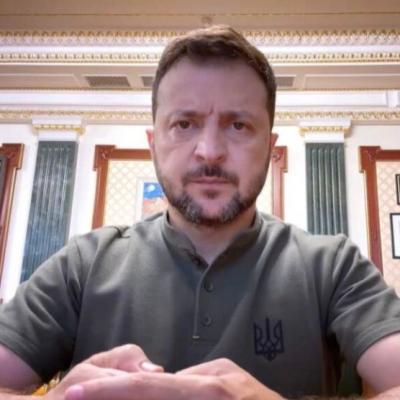 Cereri crescute, inclusiv în SUA, pentru bluza purtată de Vlodimir Zelenski ! Cât costă ținuta președintelui Ucrainei