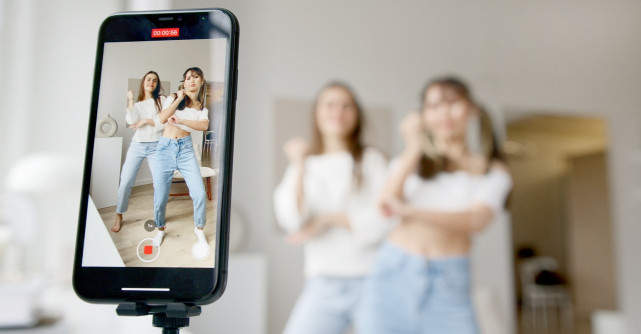 Influencerii ruși își taie gențile Chanel în semn de protest. Diplomația Kremlinului acuză brandul de lux de simpatii naziste