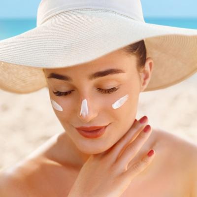 15 creme de protecție solară cu SPF 50+ pentru vacanța ta la mare