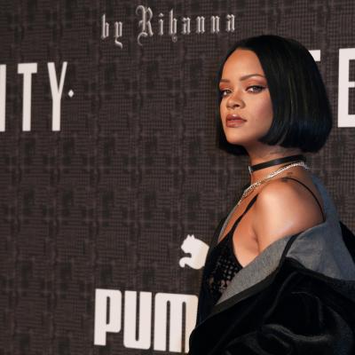 Rihanna și fiica ei, ținute asortate la petrecerea de un an a micuței Rocki. Rochii roz create special de Dior