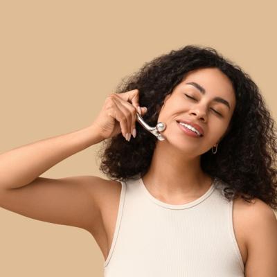 Efect de lifting și antirid? Ce tip de aparate de masaj facial să alegi și ce rezultate poți aștepta