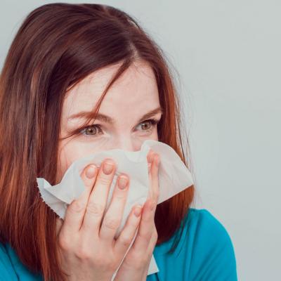 Diferențele între simptomele COVID-19 și alergiile de primăvară