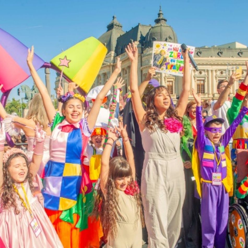 Peste 5.000 de copii, părinți și bunici la parada aniversară Zurli pe Calea Victoriei