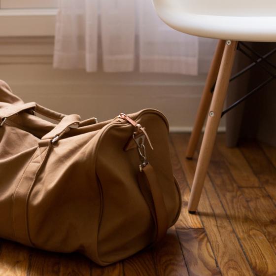 Trendul maxi in accesorii - genti si incaltaminte