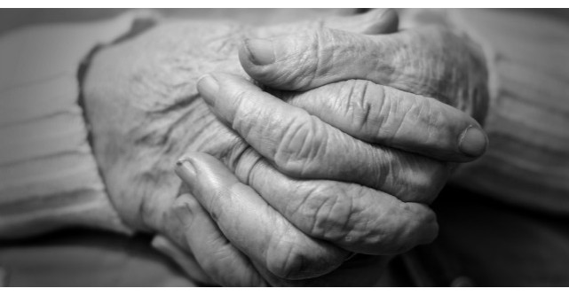 Mama lui spala haine pentru cei bogati. Ce a facut tanarul pentru ea?