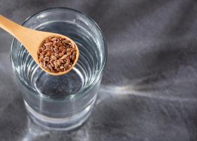 Apă cu semințe de in: Băutura care reglează tranzitul intestinal și reduce pofta de dulce