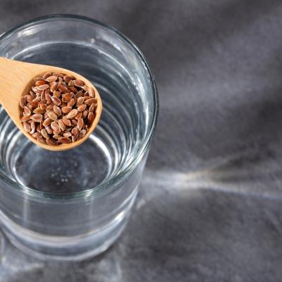 Apă cu semințe de in: Băutura care reglează tranzitul intestinal și reduce pofta de dulce