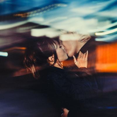 Bărbatul care va înșela mereu: semne ale unei inimi nestatornice. Nu e lipsă de iubire, ci lipsă de control asupra umbrelor.