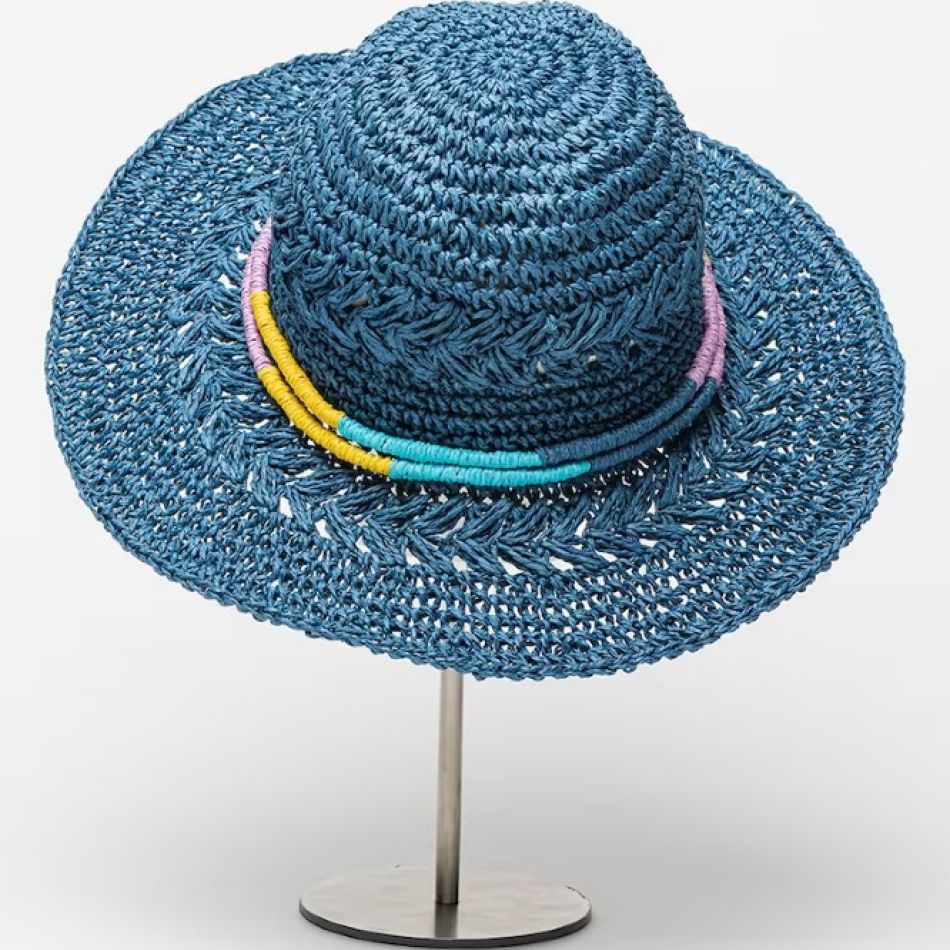 CHIC ȘI PROTEJATĂ DE SOARE CU 20 DE PĂLĂRII ȘI ȘEPCI