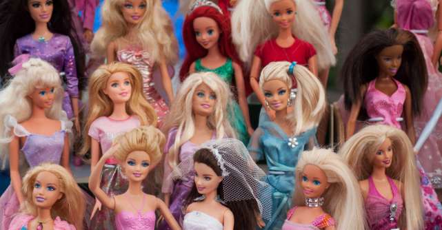  Cu ocazia împlinirii a 70 de ani de domnie, Barbie lansează noul model de păpușă ce o întruchipează pe Regina Elisabeta a II-a