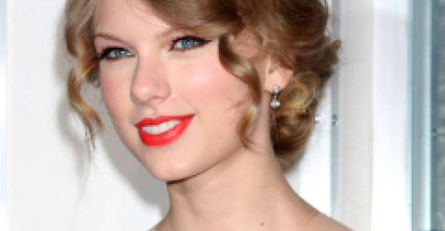 Taylor Swift a facut furori la Academy of Country Music Awards