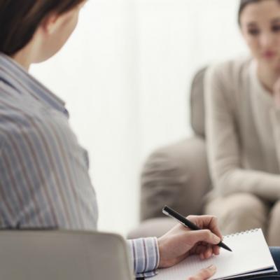 Psihologii dezvaluie ce isi noteaza in timpul sedintelor de terapie. Esti curioasa?