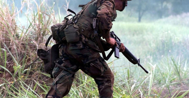 Un soldat rus este hrănit de un grup de ucraineni! Armata rusă este înfometată și rămâne fără combustibil!