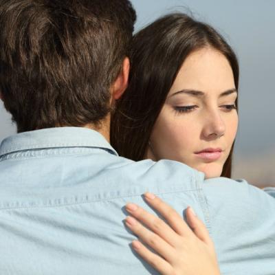 Sotul gelos isi controla de fiecare data sotia. Ce a facut femeia?