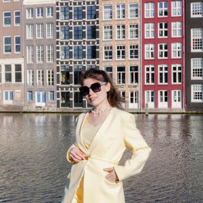 Butter Yellow: Noua culoare neutră a acestui sezon, care emană optimism și încredere. Cum o integrăm cu succes în ținute?