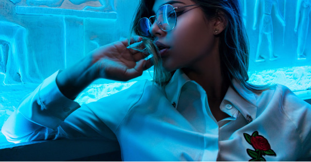 Cămașa albă cu motive brodate în stil insignă e versatilă