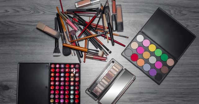 Rimelul și rujul în epoca filtrelor: ce trebuie să știi despre machiajele moderne