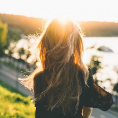 Păr strălucitor și răsfățat chiar și vara: 6 șampoane profesionale cu protecție UV