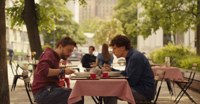 Premiatul film 'A real pain' este disponibil acum pe Disney+