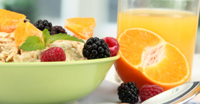 Sa traim sanatos fara toxine. Ghid fundamental. Alimente si plante naturale pentru regenerarea celulara completa