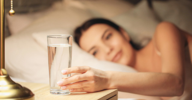 4 lucruri pe care sa le tii mereu pe noptiera, conform dermatologilor