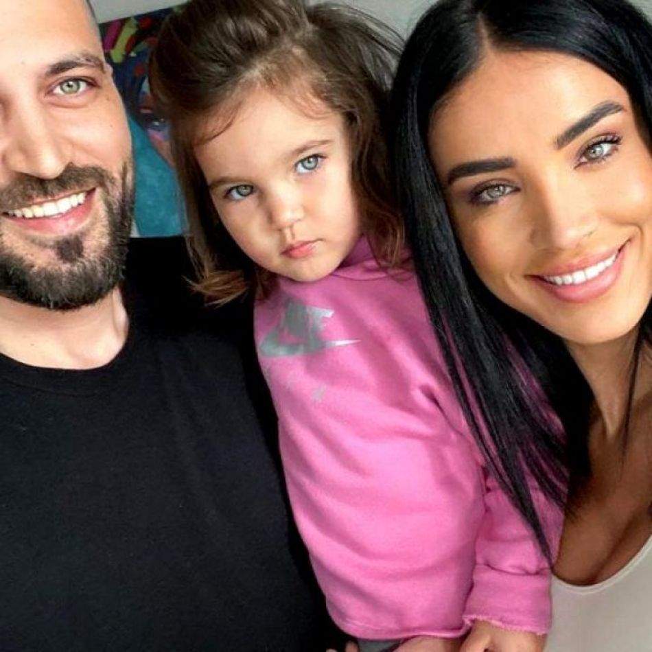 Adelina Pestrițu sărbătorește Nunta de Lemn cu o ședință foto inedită. Imagini spectaculoase cu tabloul de familie