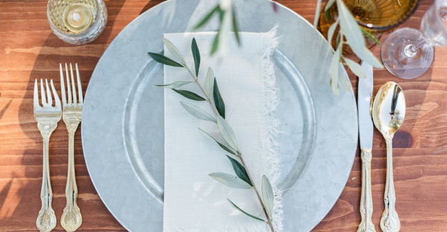 Cele mai frecvente greșeli de etichetă la o cină de afaceri și cum să le eviți 