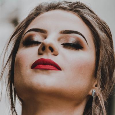 Cum alegi un machiaj de seară în funcție de ținuta ta