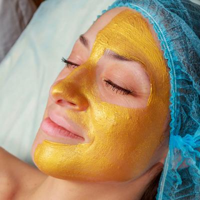 Este numita MASCA DE AUR: scoate PUNCTELE NEGRE si intinereste tenul