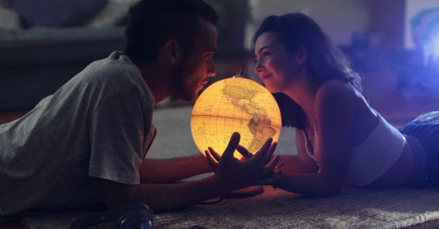 5 tehnici de flirt care nu se vor demoda niciodata: Care este stilul tau?