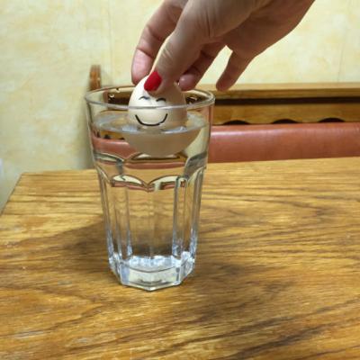 Adauga un ou crud intr-un pahar plin cu apa. Noi cum de nu am stiut asta pana acum?