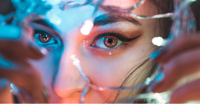 Machiajul cu tuș în stil cat-eye exagerat: ce aduce nou sezonul viitor