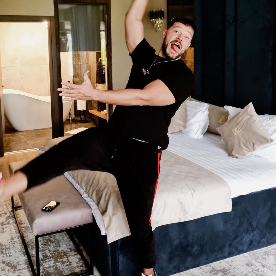 Victor Slav și-a luat fiica și au plecat în Bulgaria.Fostul prezentator tv s-a împăcat cu fosta iubită, Selina, care l-a înșelat