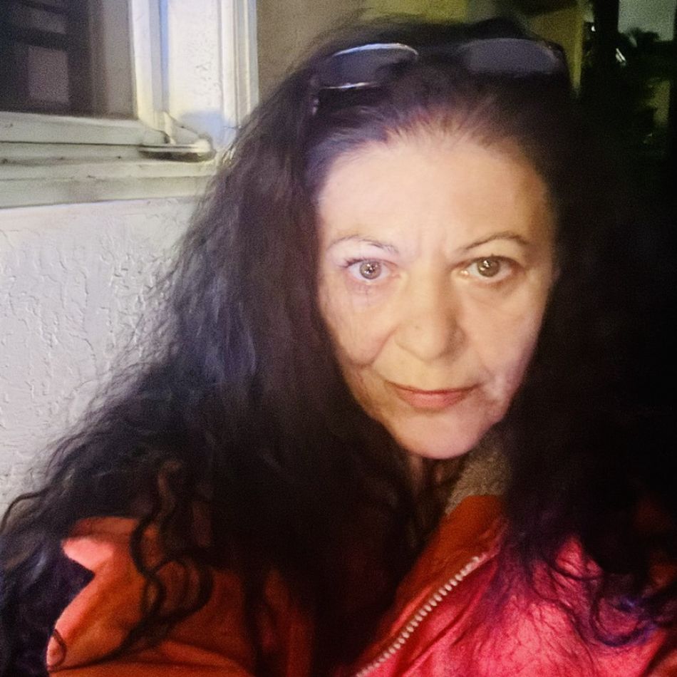 Elena Cârstea a revenit în România după aproape un deceniu. Artista a fost văzută într-un scaun cu rotile la aeroport