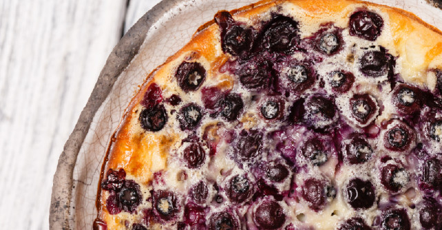 Reteta usoara: Prajitura cu afine proaspete, iaurt si zahar brun