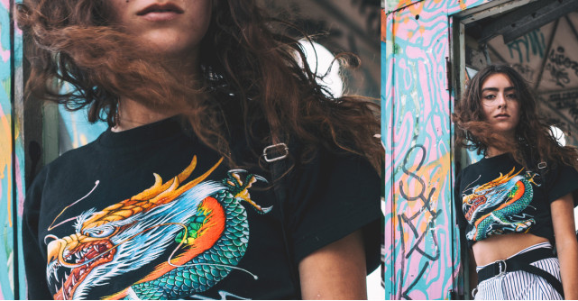 Tricourile cu imprimeu fantastic sunt la modă și adaugă un plus de culoare